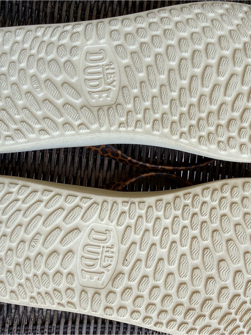 Hey Dude Maui Breeze Leopard Print Flip Flops. Great shape. Size W9 = Women’s 9 - Picture 13 of 16
